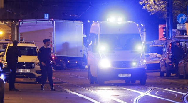 Jeden policjant został zabity, a drugi ranny podczas ataku nożownika w Brukseli