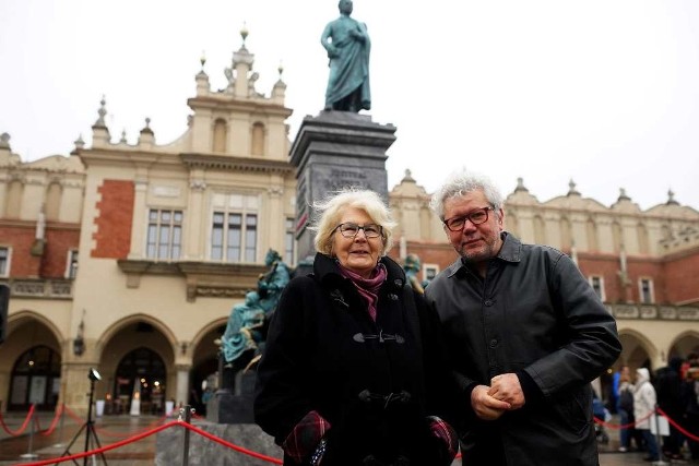 Zofia Gołubiew i Adolf Weltschek przed repliką pomnika Mickiewicza