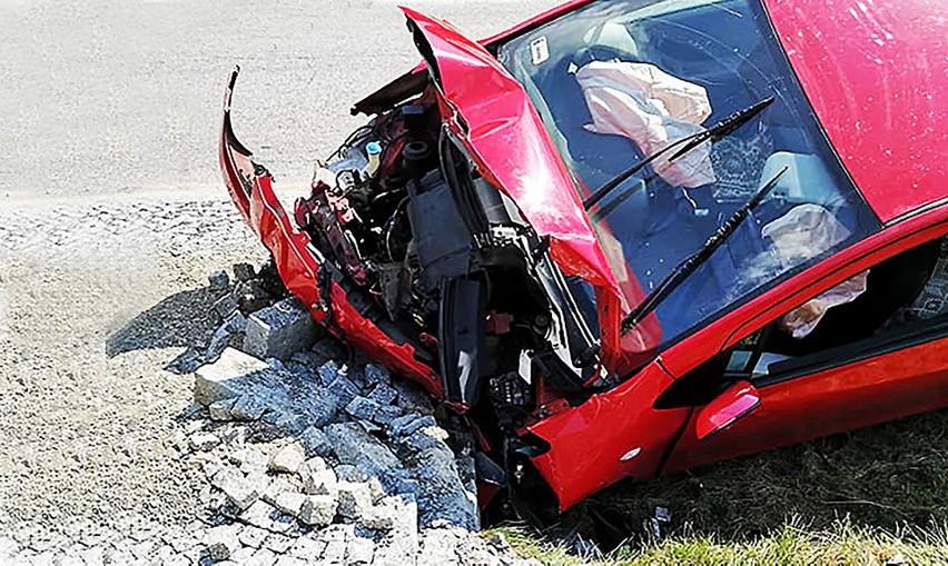 Wierchomla Wielka. Toyota yaris roztrzaskana. Kierująca ciężko ranna [ZDJĘCIA]