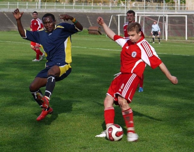 Już w najbliższym sezonie Georghe Njofri Teboh (z lewej) ma szansę zagrać w jednej drużynie z Wojciechem Jagodzińskim z Broni.