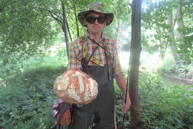 Podczas lekcji przyrody nad rzeką Kamionką w Suchedniowie znaleziono leżący w wodzie... chleb ofiarny.