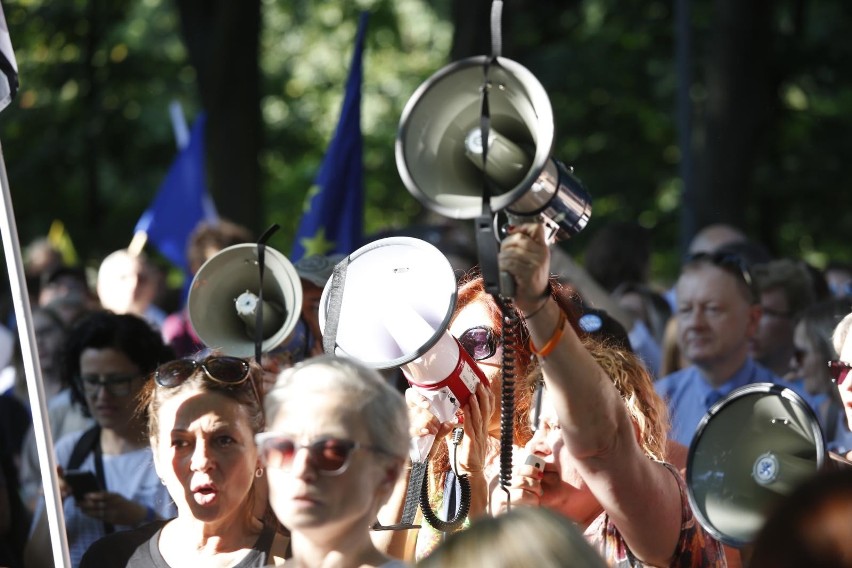 Protest w obronie sądów przed budynkiem Senatu w Warszawie