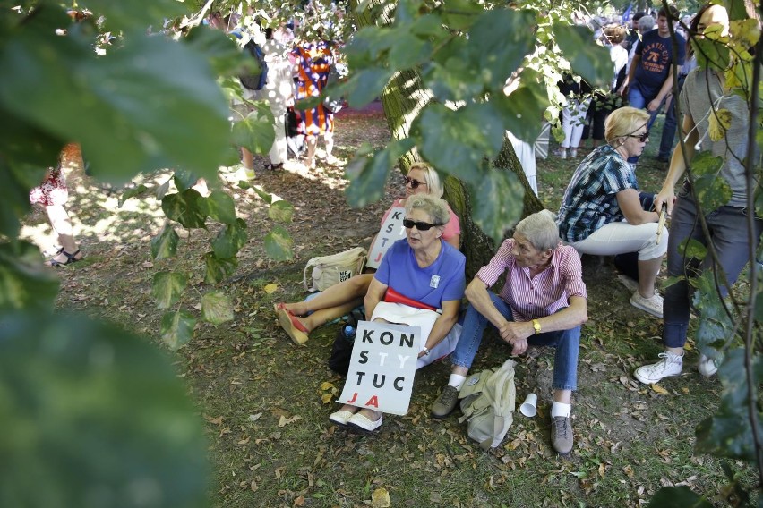 Protest w obronie sądów przed budynkiem Senatu w Warszawie