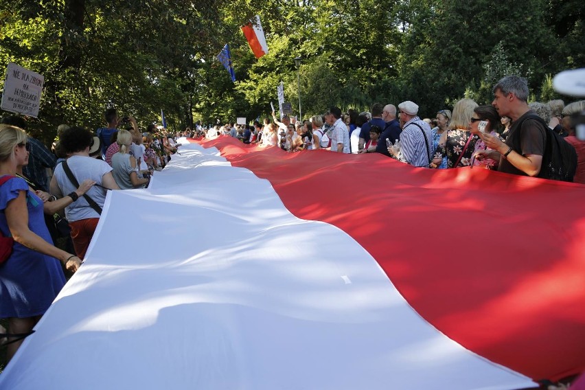 Protest w obronie sądów przed budynkiem Senatu w Warszawie