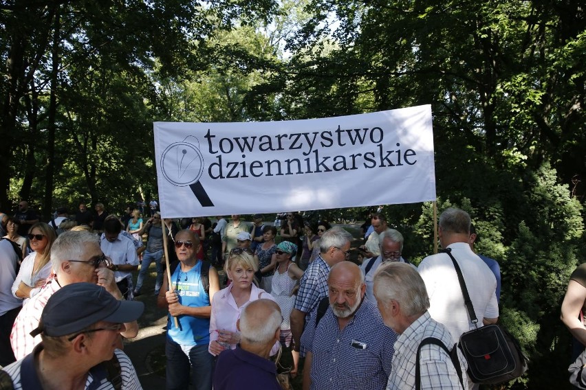 Protest w obronie sądów przed budynkiem Senatu w Warszawie