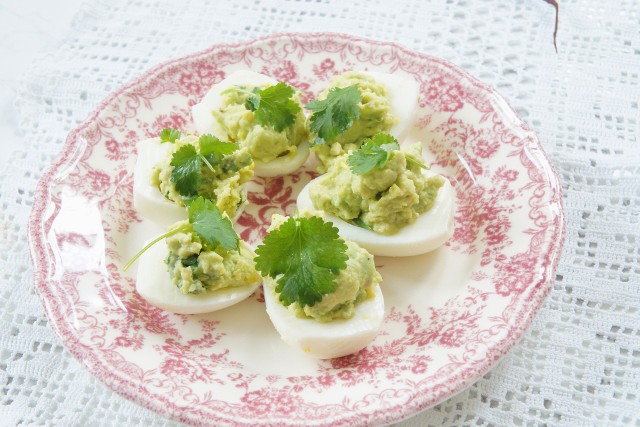 Pyszne jajka faszerowane awokado to pomysł na zdrową przystawkę na śniadanie wielkanocne.