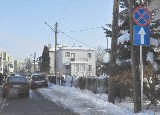 Kierowcy parkują na ulicy Kazanowskiego mimo zakazu, bo brakuje miejsc