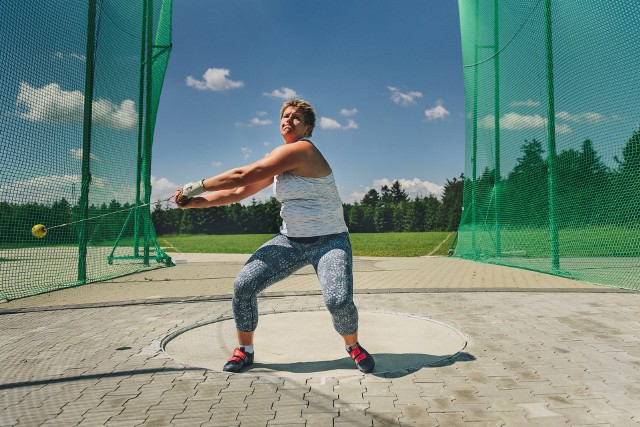 Anita Włodarczyk, dwukrotna złota medalistka igrzysk olimpijskich w rzucie młotem, przebywa na zgrupowaniu w Hotelu Arłamów. Jej pobyt na Podkarpaciu będzie krótki, bo do 16 maja, ale bardzo intensywny.Włodarczyk trenuje głównie na specjalnie wybudowanej rzutni znajdującej się przy hotelowym heliporcie. Nasza mistrzyni korzystać będzie również z szerokiej infrastruktury Centrum Sportowego Arłamów.