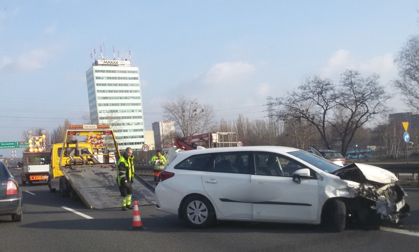 Zderzenie na A4 w Katowicach ZDJĘCIA Uwaga na utrudnienia w ruchu. Zablokowane trzy pasy autostrady. Korek ma kilka kilometrów