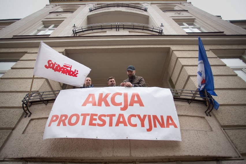 Związkowcy protestują przeciwko likwidacji Urzędu Morskiego...