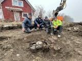 Patera, waza, talerze, rękawiczki. We Wrzosowie odkryli skrzynie z  1945 roku. To był depozyt mieszkańców