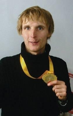 Henryk Sobczak z medalem zdobytym na Frankfurckim Maratonie Fot. Agnieszka Szymaszek