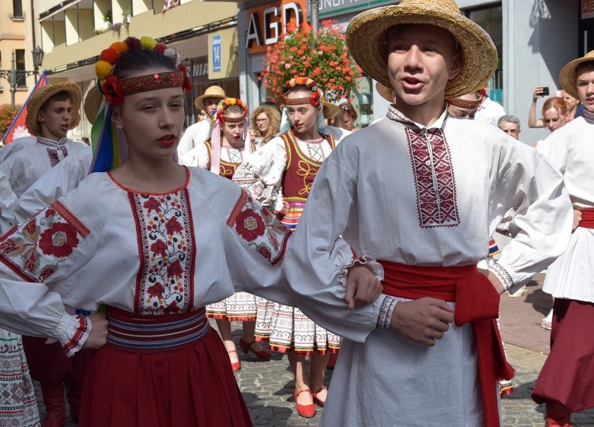 Gorlice. Festiwal Świat pod Kyczerą. Przez miejski deptak przeszedł barwny korowód artystów z różnych stron świata