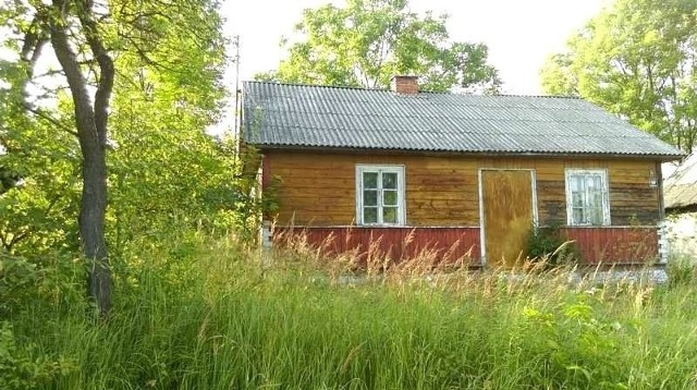 Wielu z nas marzy o własnym domu z dala od zgiełku i pośpiechu. Na szczęście na Lubelszczyźnie jest wiele niedrogich budynków, które po wyremontowaniu mogą stać się wspaniałym domkiem letniskowym albo domem całorocznym. Przejdź do galerii, żeby zobaczyć najciekawsze oferty z serwisu Gratka.pl. Z każdego ogłoszenia prezentujemy po dwa zdjęcia.