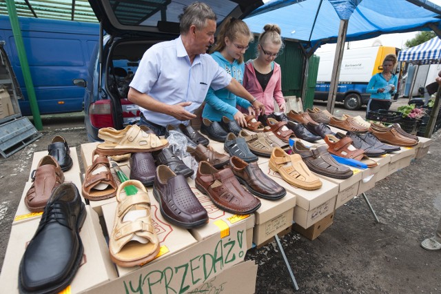 Targowisko w Koszalinie. Buty na lato i jesieńAleksander Figzał produkuje rocznie około 30 wzorów męskich butów.