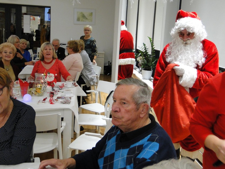 Święty Mikołaj odwiedził w czwartek seniorów w Centrum...