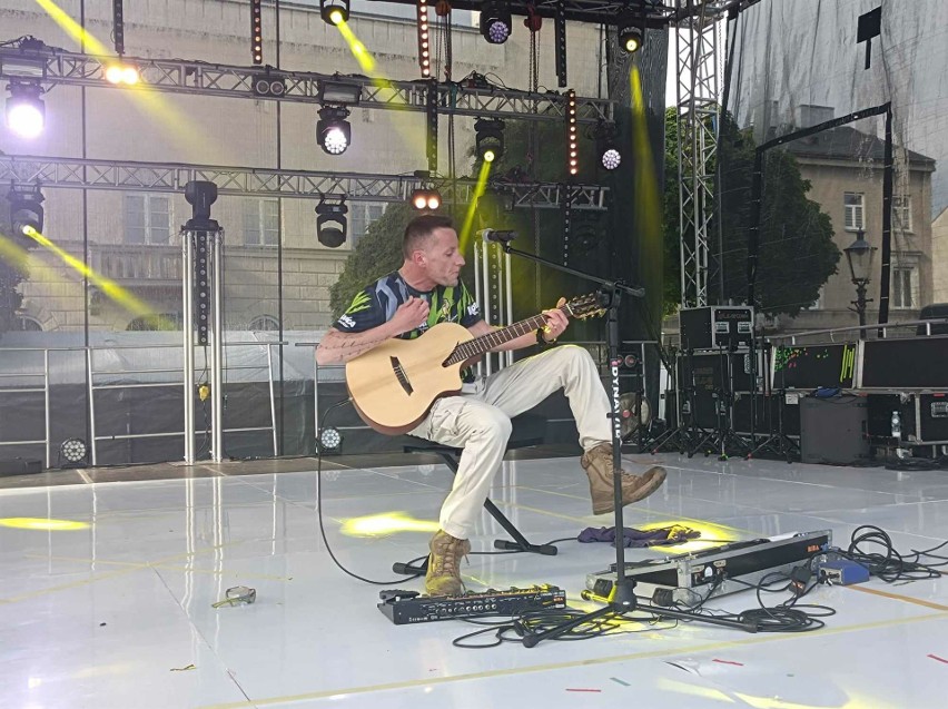 Dni Godności w Radomiu. Paweł Binkiewicz zaśpiewał koncert na Rynku. Słuchali go mieszkańcy miasta. Zobacz zdjęcia