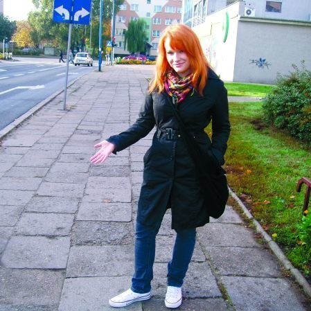 - Idąc takim chodnikiem można jedynie sobie nogi połamać - mówi Aleksandra Piotrowska z Ostrołęki o chodniku przy Hallera