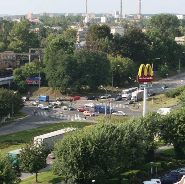 Nad tym skrzyżowaniem w Kielcach pod koniec 2009 roku będzie można przejechać po dwóch wiaduktach.