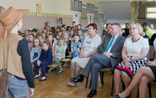 To symboliczne zdjęcie zrobione podczas jednej ze szkolnych uroczystości. Burmistrz siedzi między byłą już dyrektor Eugenią Wasiluk a jej następcą Barbarą Skiepko.