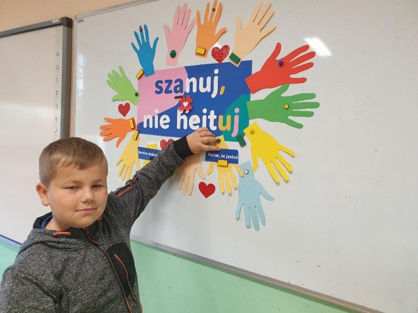 Mówią hejtowi "nie". Uczniowie z Bilczy, w gminie Obrazów wzięli udział w akcji "Świętokrzyskie nie hejtuje". Zobaczcie zdjęcia