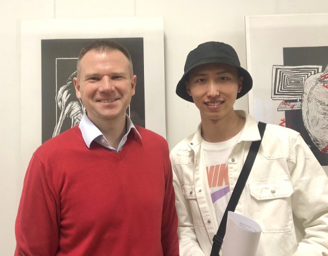 Dr hab. inż. Marcin Barburski, prof. PŁ, ze studentem z Chin, który w ramach zajęć realizował pod jego kierunkiem projekt kolekcji odzieży inspirowanej koronawirusem.