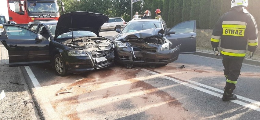 Wypadek w gminie Skała. Jedna osoba została ranna, a droga wojewódzka całkowicie zablokowana