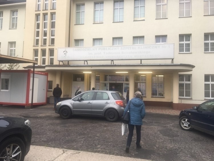 Nerwowo przed szpitalem w Szczecinie w sprawie wymazów na koronawirusa