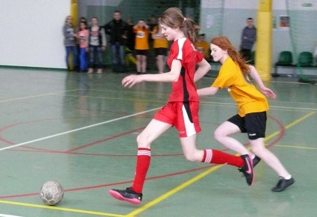 Halowy Turniej "Markiewicz&#8221; 2014 &#8211; w finale grały dziewczęta, na zdjęciu z klubów uczniowskich Tęcza Ulanów i  Lider Jata.