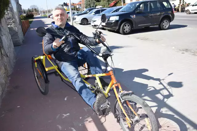 Radny Grzegorz Samborski przemierza Nysę na trójkołowym rowerze.