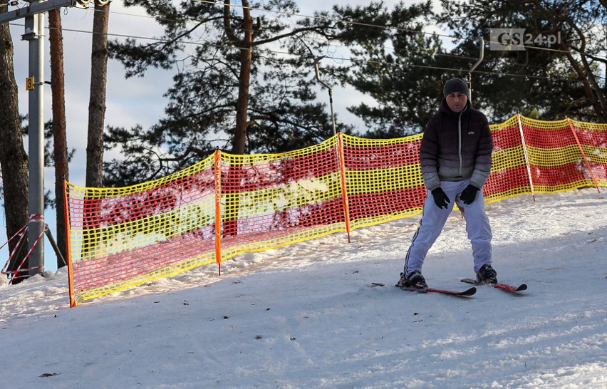 Szczecińska Gubałówka. Odwilż i obostrzenia nie przeszkadzają w szkoleniach narciarskich. W pełnym rygorze sanitarnym