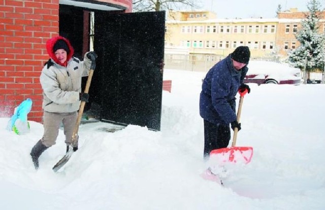 Danuta Grzymała (na zdjęciu z lewej) musiała wezwać do pomocy szwagra Jarosława Kozłowskiego, bo sama nie poradziłaby sobie z usunięciem takiej ilości śniegu sprzed posesji.