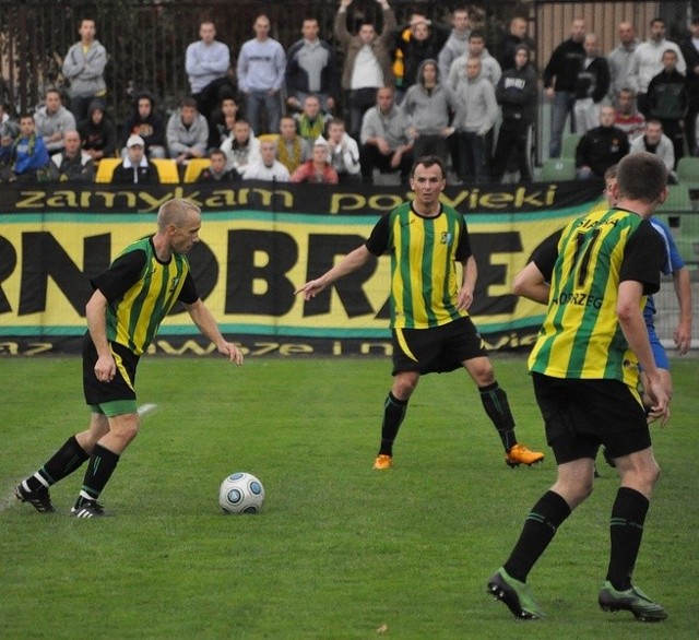 Za moment Jacek Kuranty (pierwszy z lewej) strzeli swoją pierwszą bramkę po powrocie do Siarki Tarnobrzeg i wyprowadzi "Siarkowców" meczu ze Stalą Mielec na prowadzenie 1:0.