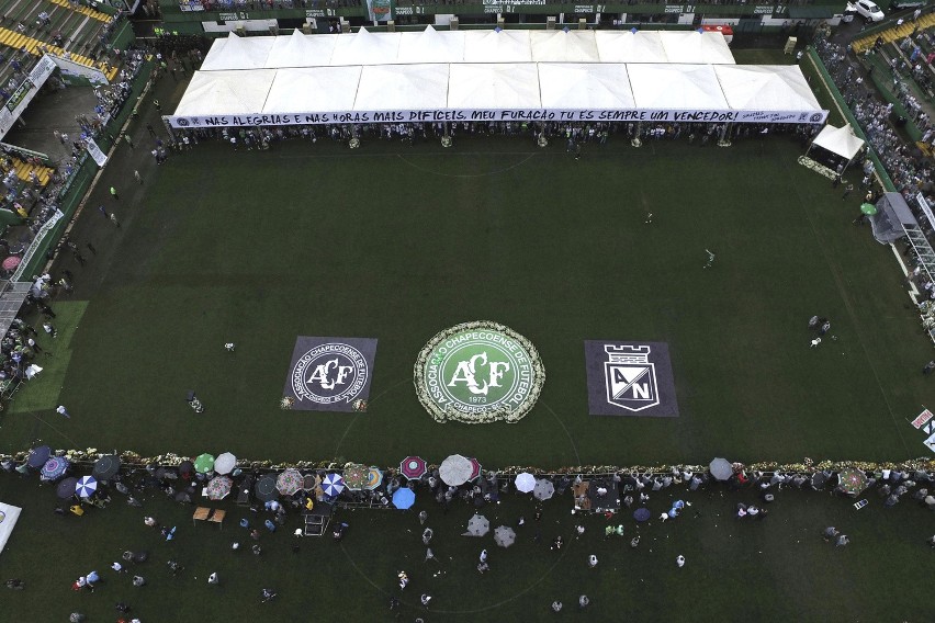 Trumny z ciałami piłkarzy Chapecoense wystawione na...