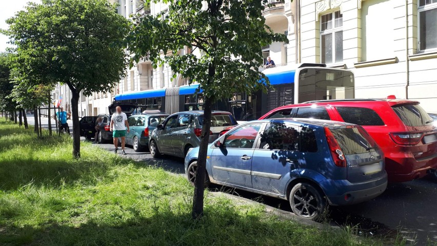 Karambol na Mickiewicza w Bydgoszczy. 9 aut i autobus [zdjęcia]