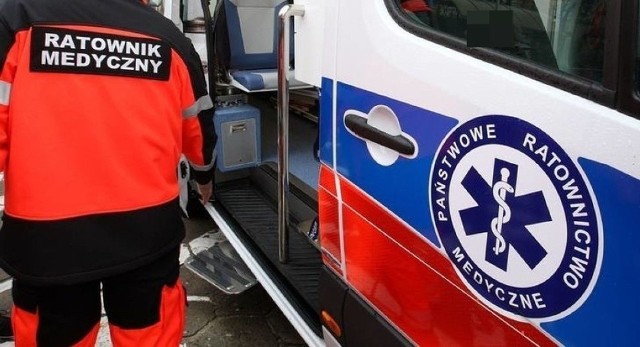 Nam miejscu wypadku, w miejscowości Rudzki Most, działali ratownicy medyczni. 71-letni kierowca Mercedesa został zabrany do szpitala