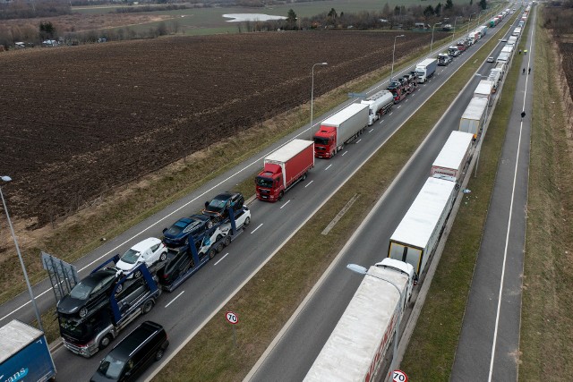 Kolejka ciężarówek na obwodnicy Przemyśla, 17 bm., których kierowcy oczekują na przekroczenie polsko-ukraińskiego przejścia granicznego w Medyce. Od piątku, 9 bm. rolnicy z całej Polski kontynuują protesty, które mają potrwać przez 30 dni. Ich powodem jest m.in. niedawna decyzja Komisji Europejskiej o przedłużeniu bezcłowego handlu z Ukrainą do 2025 roku i sprzeciw wobec prowadzonej przez UE polityki Zielonego Ładu