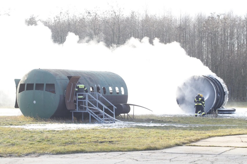 Awaryjne lądowanie na łódzkim lotnisku zakończone pożarem. Ćwiczenia na Lublinku