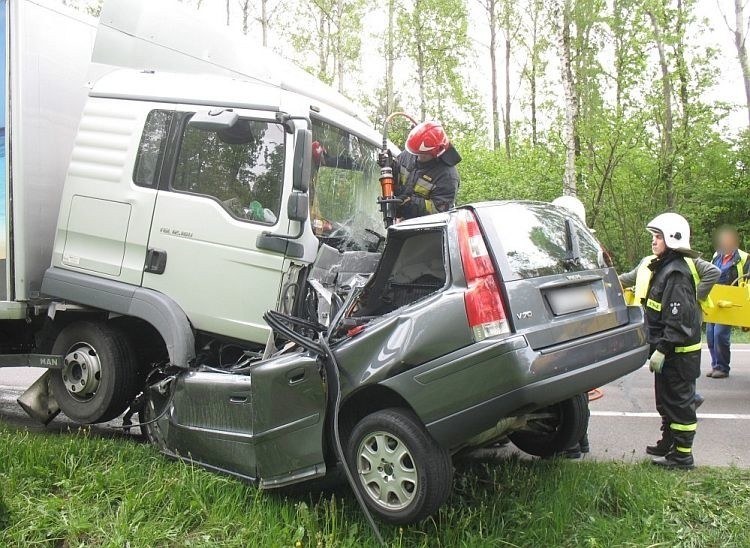 Straż pożarna musiała rozcinać karoserię zgniecionego volvo,...