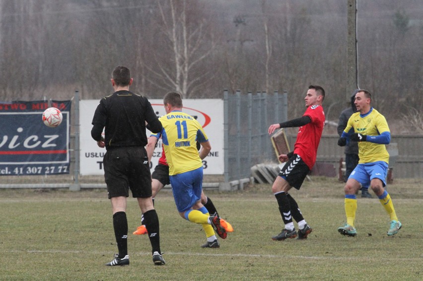 Trzecia liga. Ciekawy mecz w Daleszycach. Spartakus przegrał z Hutnikiem Kraków 0:1 [DUŻO ZDJĘĆ, WIDEO]