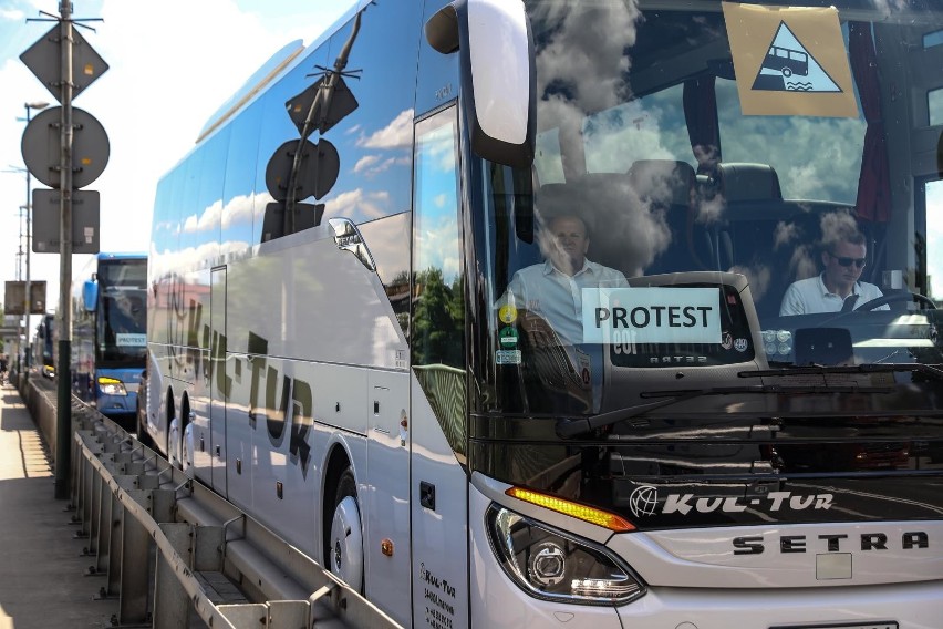 Kraków. Protest przewoźników: ulice zostały zablokowane przez autokary [ZDJĘCIA]