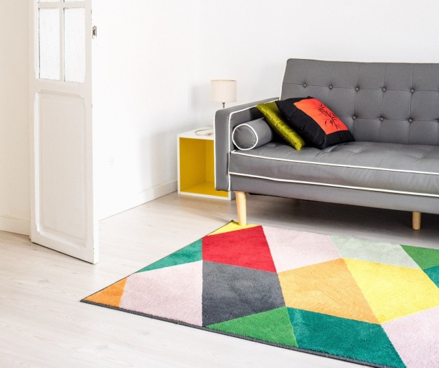 Odpowiednio dobrany modny dywan może poprawić wygląd każdego wnętrza.