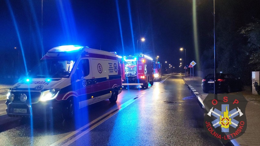 Nocny pożar samochodu w Jedlni-Letnisko, w powiecie radomskim. Na miejscu działały służby 