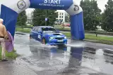 Festiwalowy sprint w Opolu. Kierowcy ścigają się w strugach deszczu 