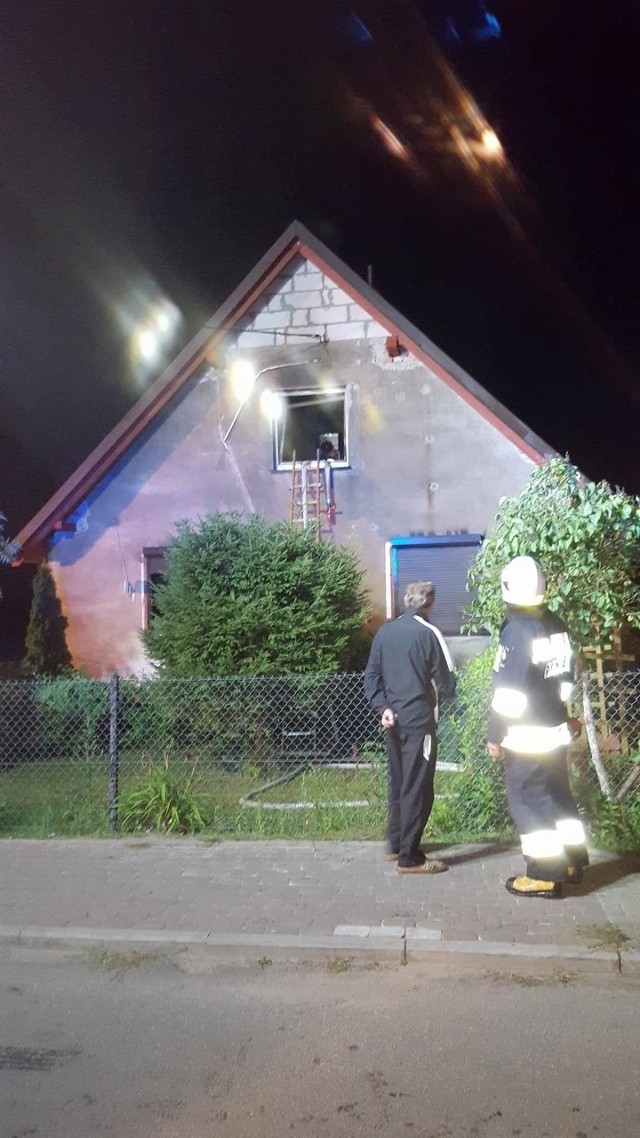 Rodzina z Kęsowa straciła dach nad głową. Policja zatrzymała 43-letniego mieszkańca Kęsowa, który najprawdopodobniej podpalił dom. Rodzina potrzebuje pomocy.