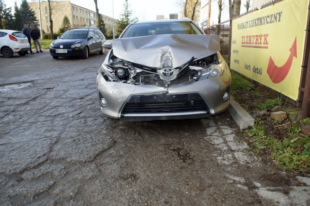 Kolizja na ulicy Poznańskiej w Słupsku. Toyota najechała na volkswagena z przyczepką