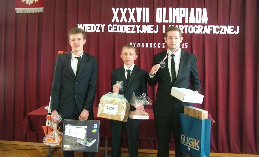 Mistrzowska drużyna geodetów z Gzowskiego (od lewej): Jakub...