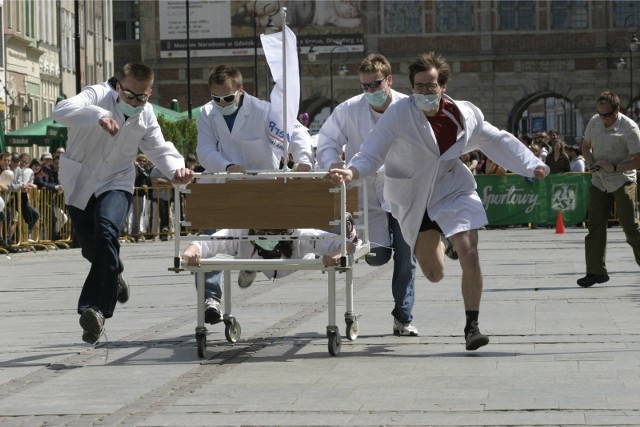Wyścig Łóżek Szpitalnych to flagowa atrakcja Uniwersytetu Medycznego