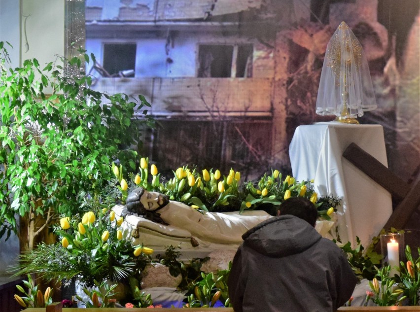 Tarnobrzeg. Przejmujący Grób Pański w kościele Matki Bożej Nieustającej Pomocy - ogrom cierpienia Ukrainy i wołanie o pokój. Zobacz zdjęcia