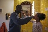 "Jutro będziemy szczęśliwi". Omar Sy zostaje ojcem, czyli filmowy szantaż emocjonalny [RECENZJA]